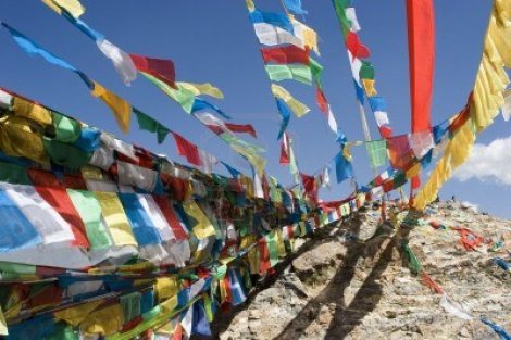 2805806-drapeaux-de-prieres-tibetains-dans-les-environs-de-lhassa
